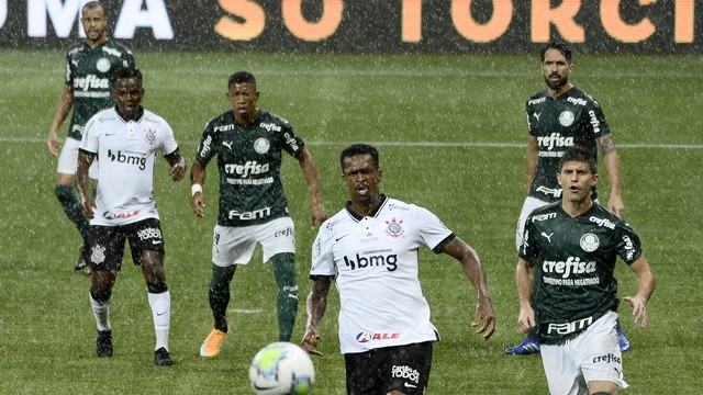 Palmeiras joga muito, atropela o Corinthians e ganha força na briga pelo título brasileiro