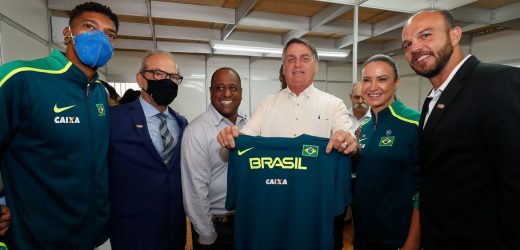 Bolsonaro inaugura centro de treinamento em atletismo no Paraná