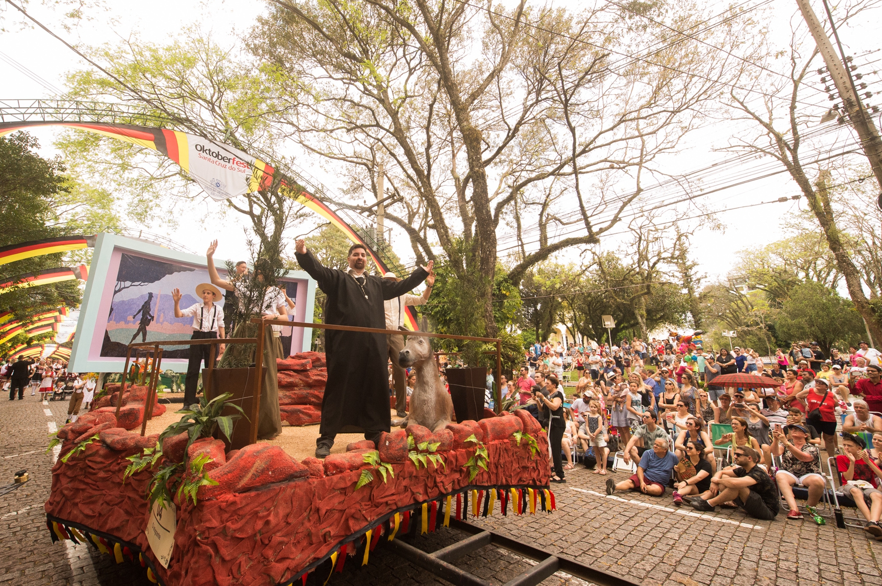 Oktoberfest Digital lembra nesta sexta-feira os tradicionais desfiles de carros alegóricos