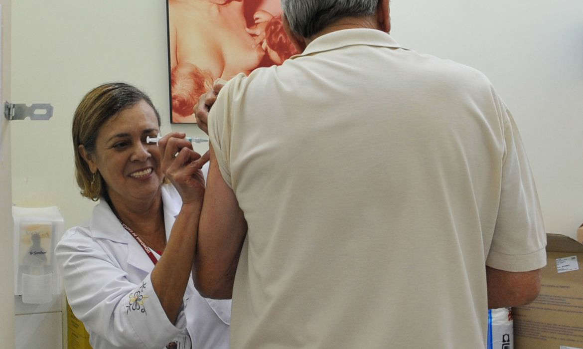 Cidade de São Paulo começa a aplicar 4ª dose contra covid-19 em maiores de 50 anos