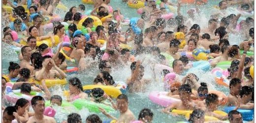 Parece o metrô: calor extremo faz turistas chineses superlotarem piscinas de parque aquático