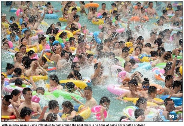 Parece o metrô: calor extremo faz turistas chineses superlotarem piscinas de parque aquático