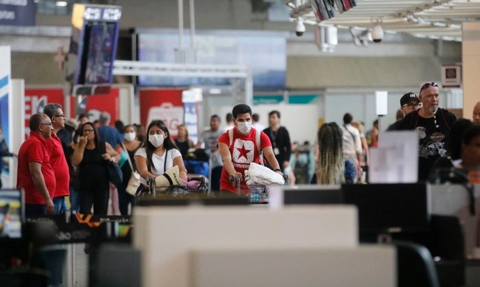 Uso de máscara deixa de ser obrigatório em aeroportos e aeronaves no Brasil