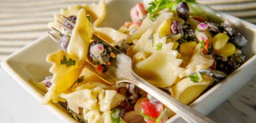 Salada de macarrão com iogurte, receita simples e cheia de nutrientes