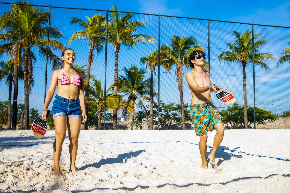 Nas férias, Hot Beach oferece clínicas de slake line, futvôlei, beach tennis e vôlei