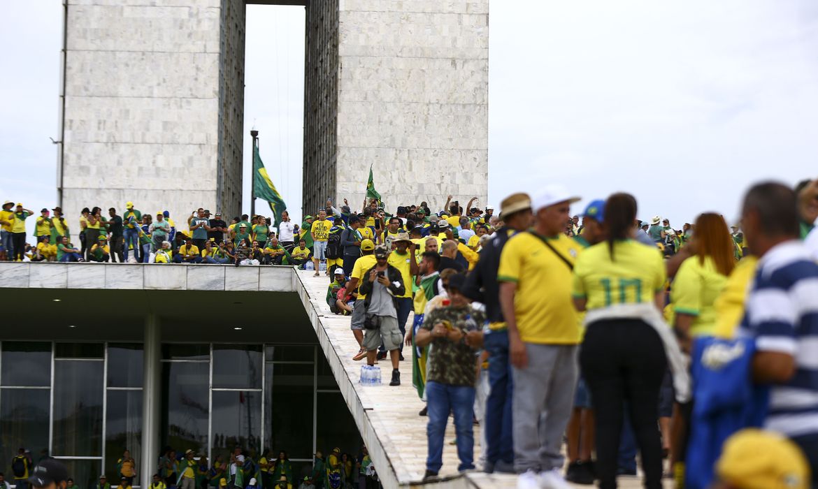 CBF condena uso da amarelinha em atos antidemocráticos e de vandalismo