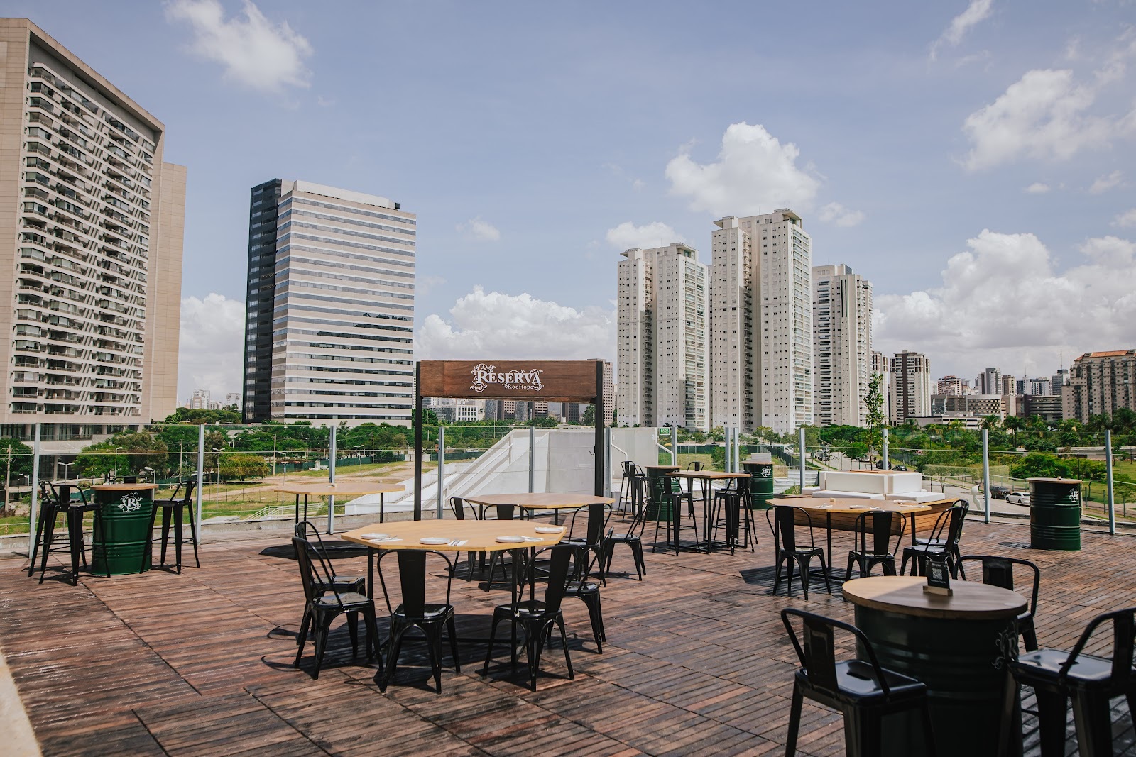 Reserva Rooftop oferece programação especial de Dia das Mães com apresentação de Thiago Arancam