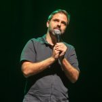 Fábio Rabin retorna ao Teatro Bradesco com o sucesso “Ladeira Abaixo”