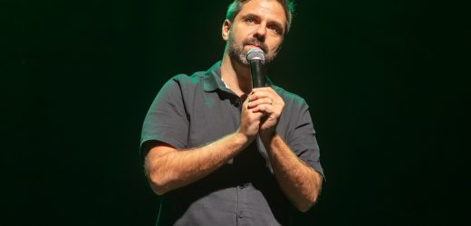 Fábio Rabin retorna ao Teatro Bradesco com o sucesso “Ladeira Abaixo”