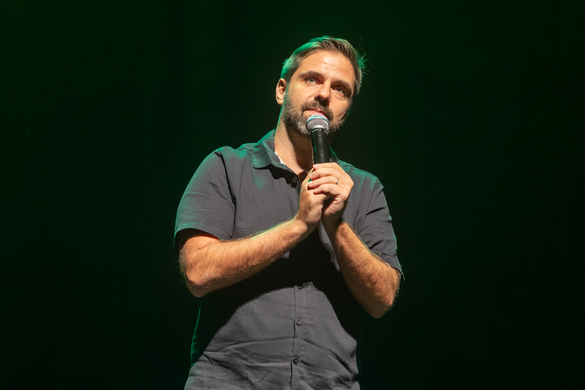 Fábio Rabin retorna ao Teatro Bradesco com o sucesso “Ladeira Abaixo”