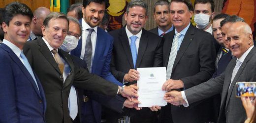 Bolsonaro entrega à Câmara PL que permite privatização dos Correios