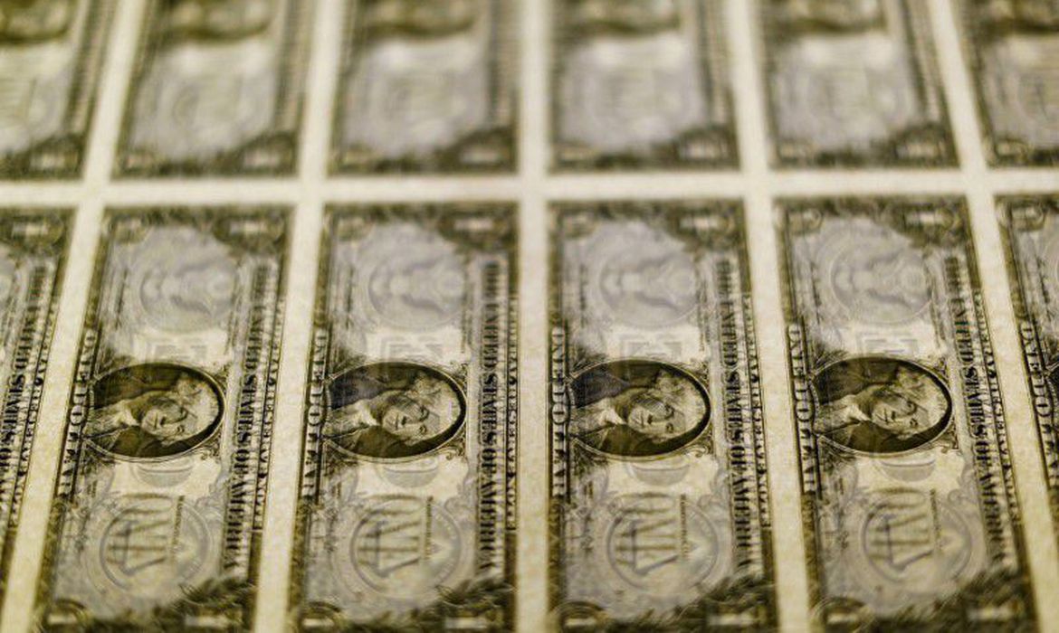 Dólar fecha praticamente estável depois de chegar a R$ 5,87