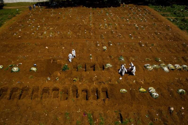 Brasil chega a 400 mil mortos por covid-19 com risco de terceira onda à vista