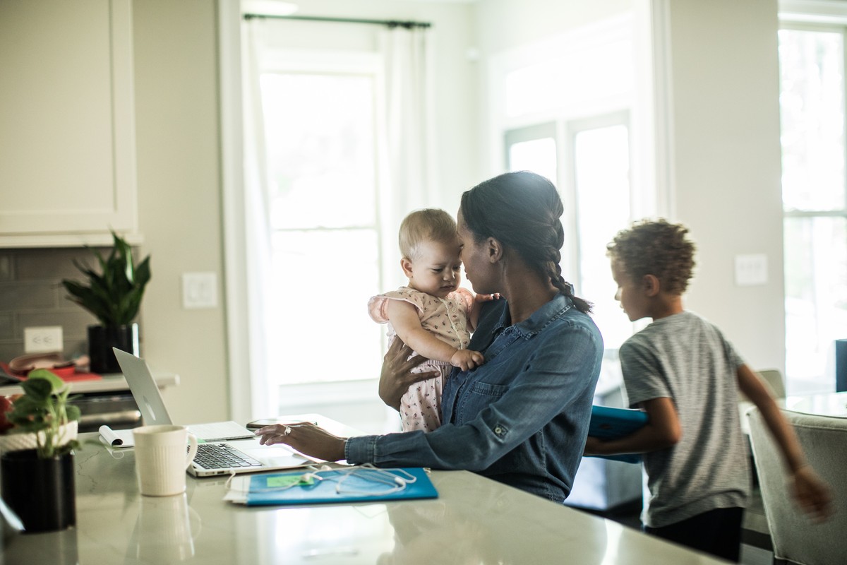 Mais da metade das mulheres cuidam dos filhos durante o home office, aponta pesquisa da Ticket