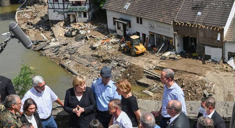 Angela Merkel visita área devastada pela enchente: ‘aterrorizante’