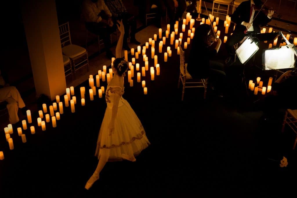 O Lago dos Cisnes de Tchaikovsky em um novo Candlelight com ballet