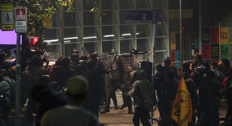 Oito agentes do Metrô e um PM ficam feridos em protesto em SP