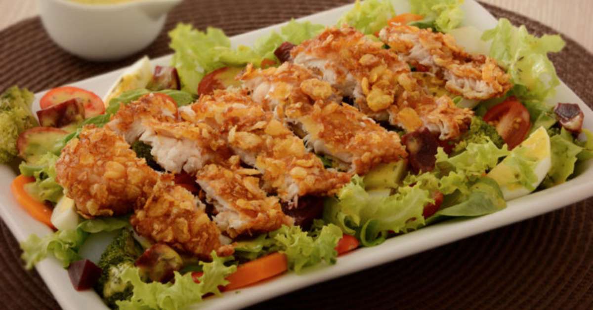 Peixe Empanado Crocante Com Salada Para Qualquer Ocasião