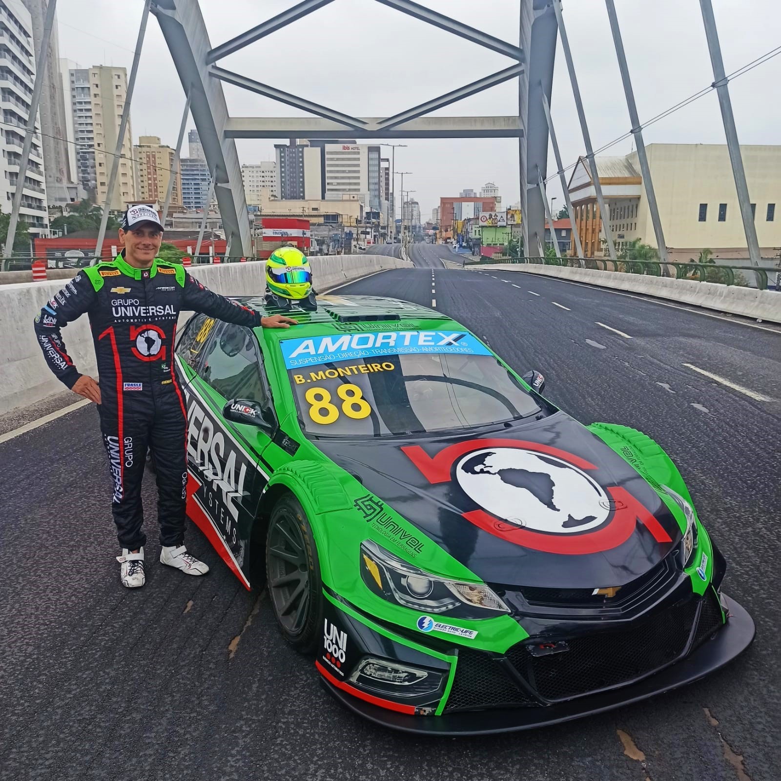 Piloto da Stock Car e da Copa Truck percorreu principal avenida de Osasco com carro do Grupo Universal Automotive Systems