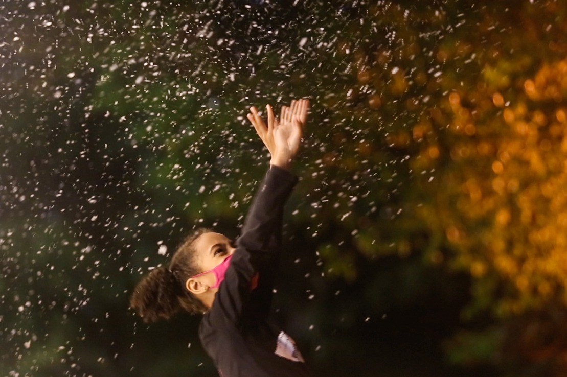 Não para de nevar na Paulista. A neve artificial e as caixas de presentes chamam a atenção do público que se diverte com a brincadeira.