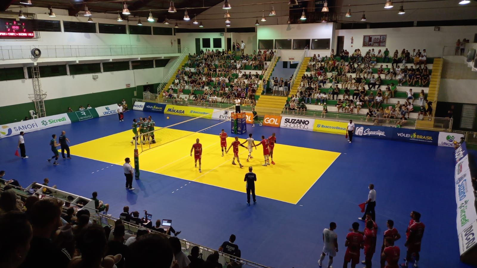 Em jogo emocionante, Suzano Vôlei vence em Chapecó e assume liderança da Superliga B