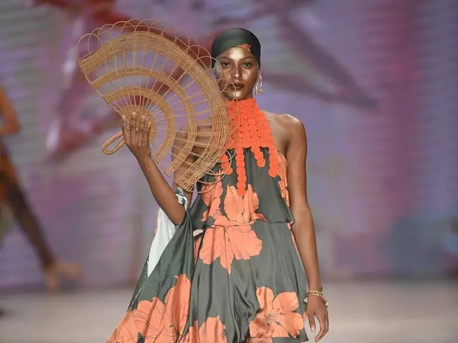 Negros, diversidade, cores e Sasha marcam desfiles no SPFW