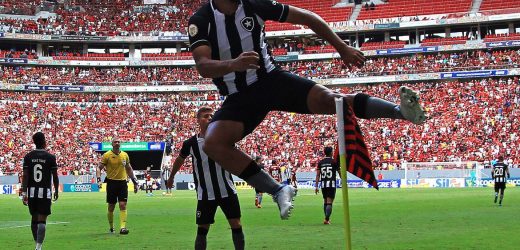 Botafogo vence Flamengo, quebra tabu e sobe na tabela do Brasileiro