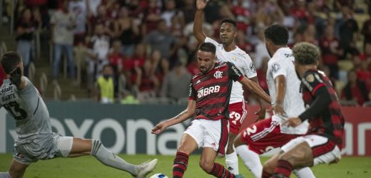 Flamengo não convence, mas triunfa na Libertadores