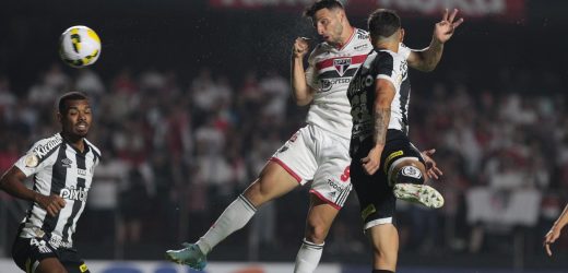 São Paulo derrota Santos em clássico com gol de pênalti no fim