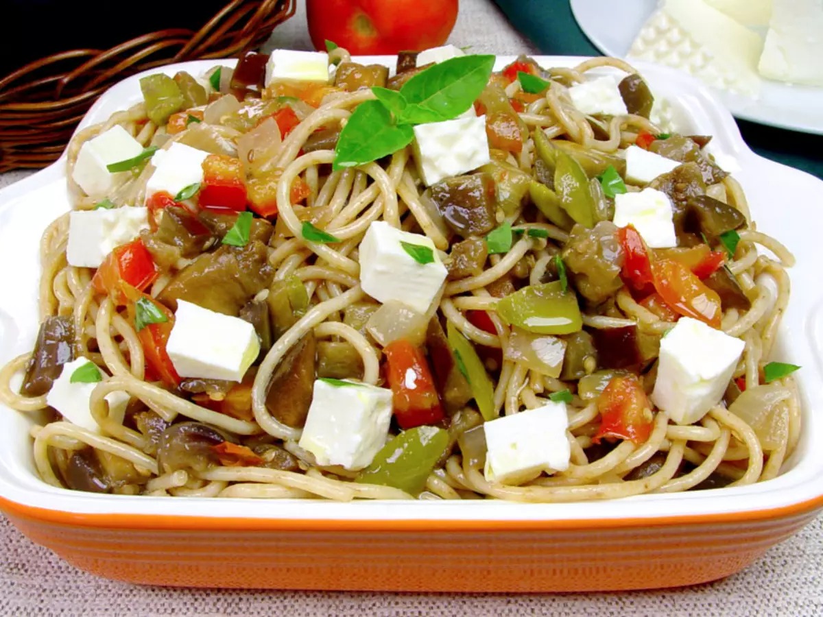 Segunda Sem Carne: macarrão integral com berinjela