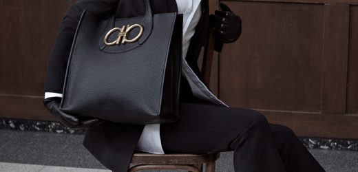 Ferragamo apresenta sua nova bolsa, o modelo Maxi Gancio Tote, uma antecipação da coleção PreSpring 2023