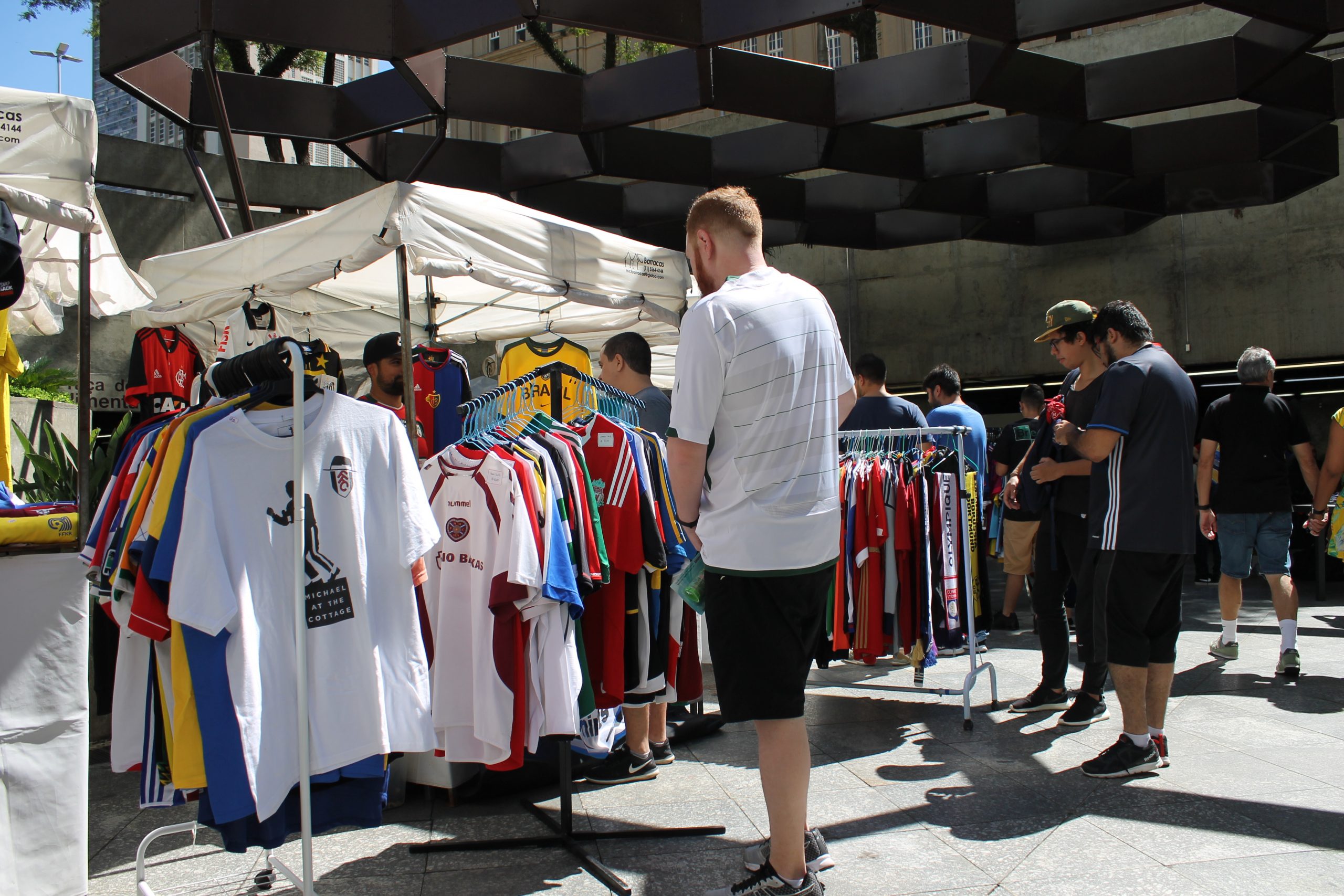 5ª edição da Feira de Futebol no Centro de SP reúne expositores e promove troca de figurinhas e camisas