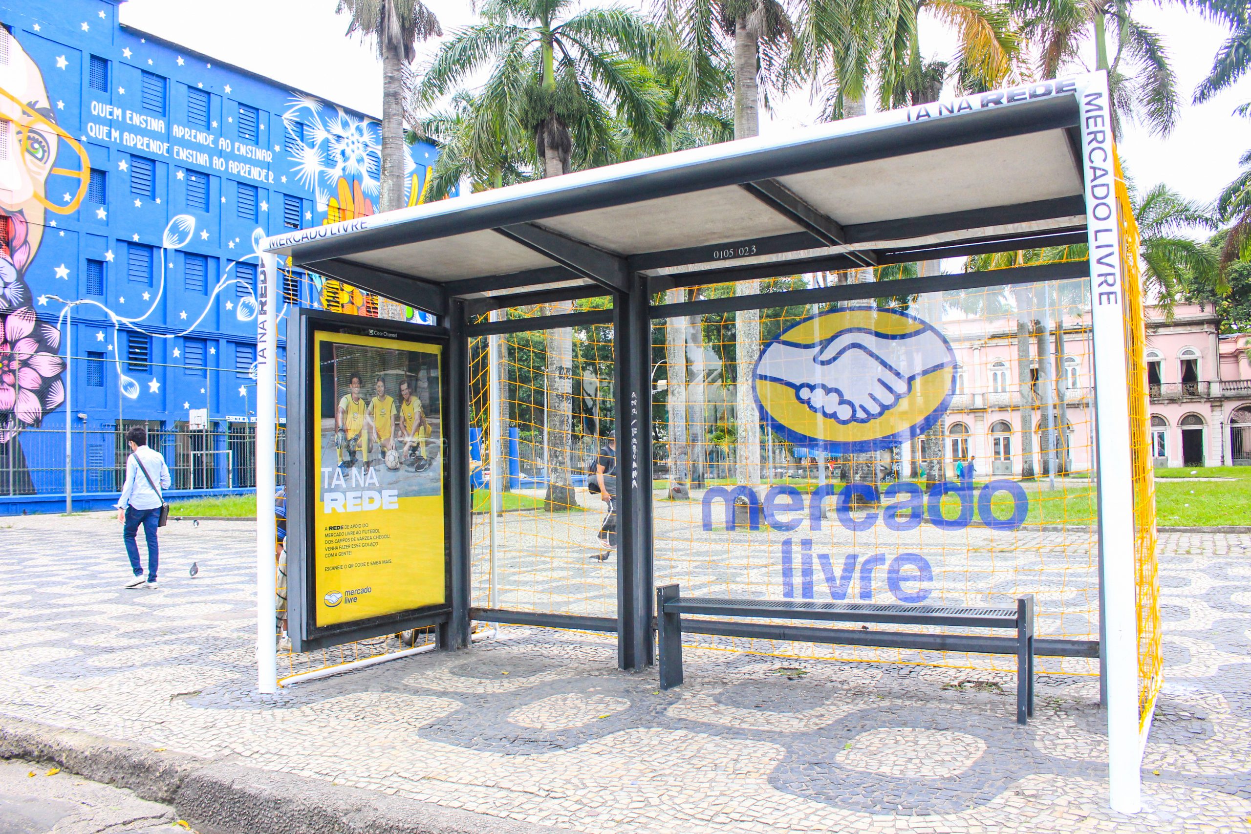 Mercado Livre transforma abrigos de ônibus da Clear Channel em traves de futebol