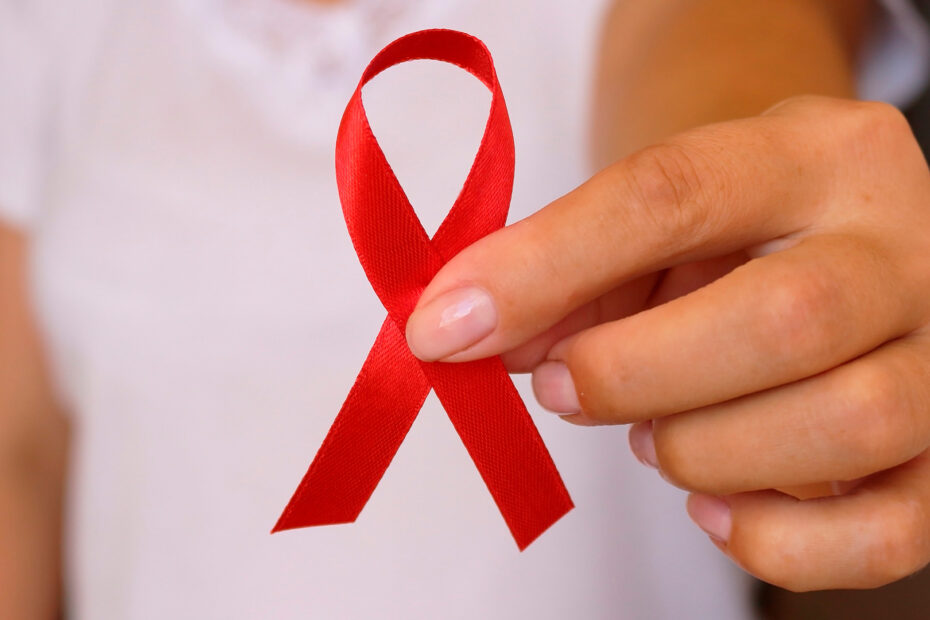 Campanha Dezembro Vermelho alerta para diagnóstico e tratamento precoce da Aids e outras ISTs.