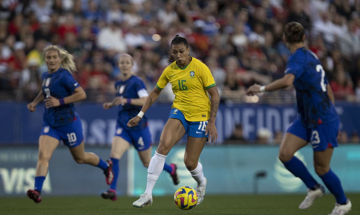 Seleção feminina joga bem, mas perde de 2 a 1 para os Estados Unidos