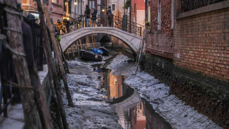 As impressionantes imagens dos canais de Veneza secos