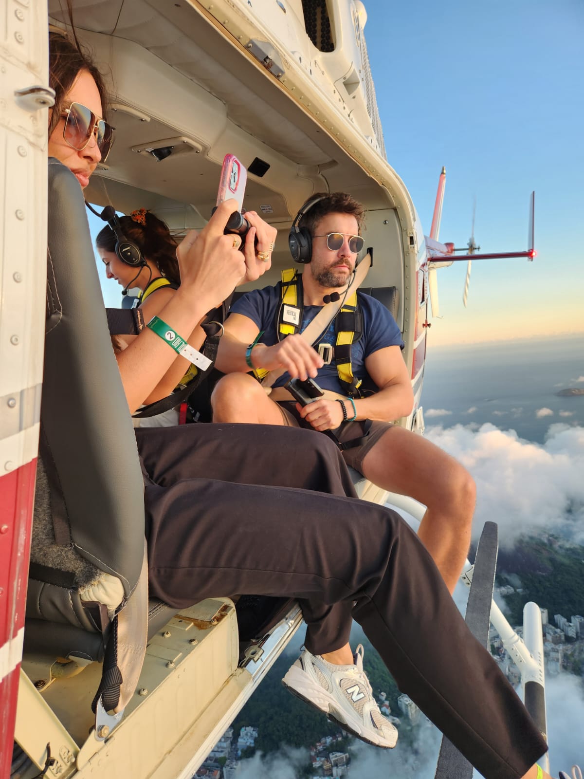 Turistas no Rio voam de helicóptero sem portas para captar imagens únicas